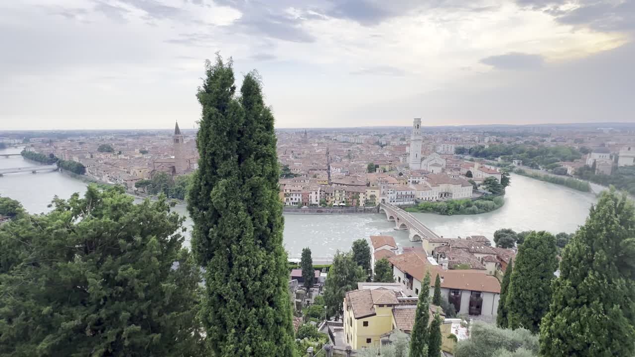 hermosa vista con vistas a verona y ponte pietra al atardecer