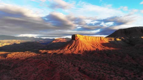 Luftanflug-Auf-Die-Wunderschöne-Berglandschaft-Im-Süden-Von-Utah