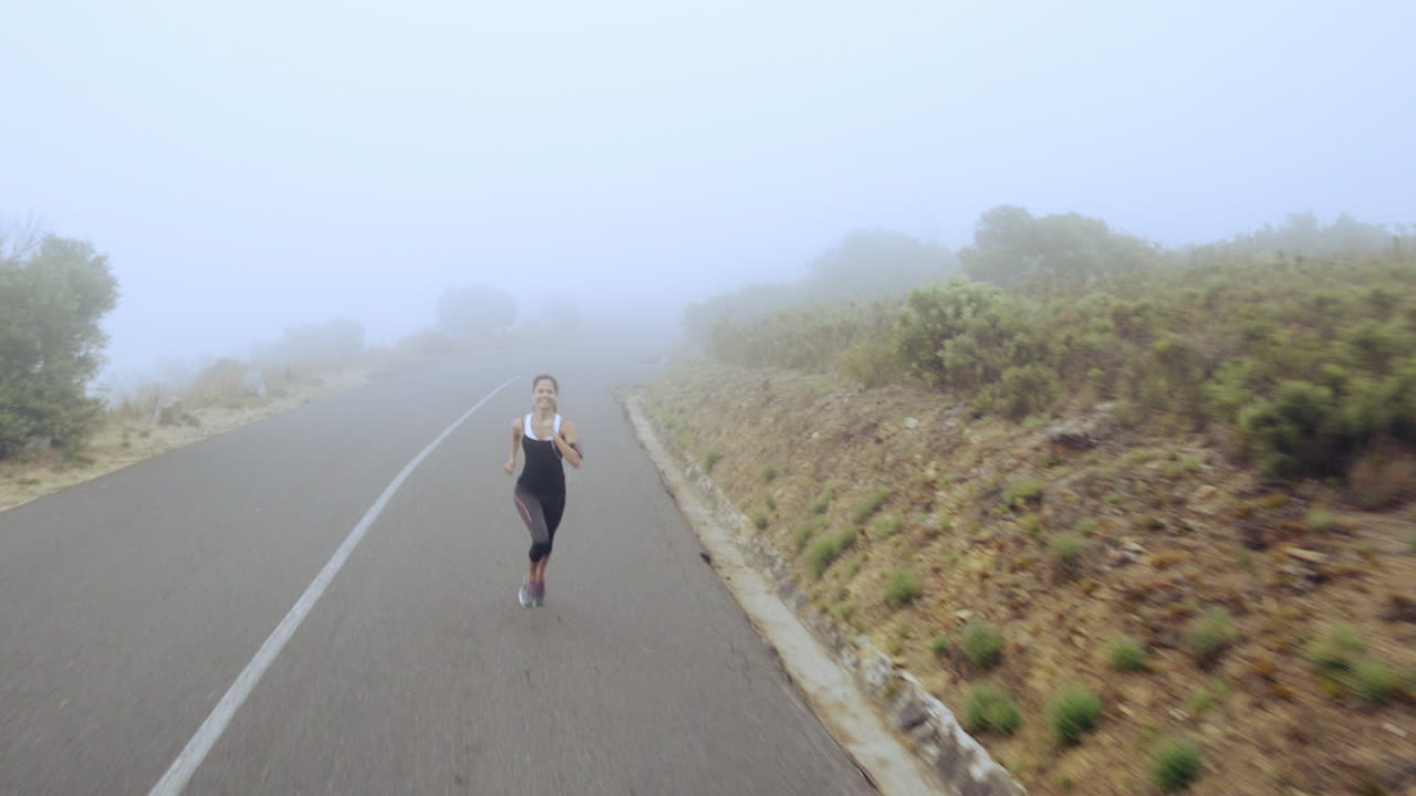안개가 많은 아침은 달리기에 완벽합니다.