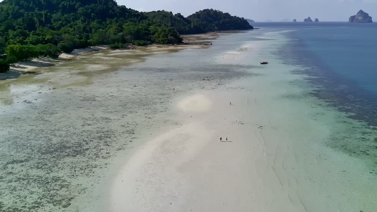 vuelo hacia atrás toma de drone de la playa de koh kradan en el mar de andamán, trang, tailandia