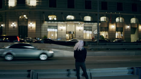 Mujer-De-Pie-Por-La-Noche-En-La-Carretera-Con-Ropa-Urbana-En-El-Centro-De-La-Ciudad.