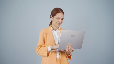 Geschäftsfrau-Entspannt-Sich,-Nachdem-Sie-Ihre-Arbeit-Am-Laptop-Beendet-Hat.