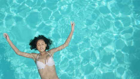 Mujer-Atractiva-Flotando-En-La-Piscina