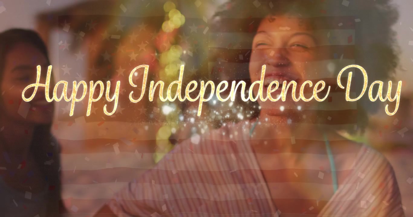 Animación de texto "Feliz Día de la Independencia" y puntos de luz sobre diversos amigos en la playa