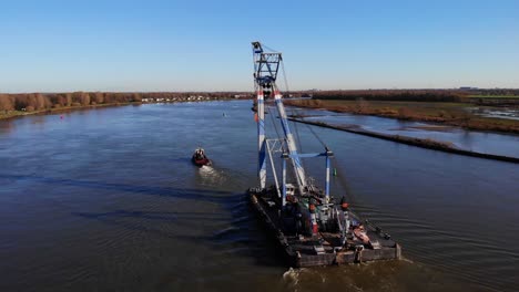 Schlepper,-Der-Sheerleg-Lastkahn-Im-Fluss-In-Barendrecht,-Niederlande,-Zieht