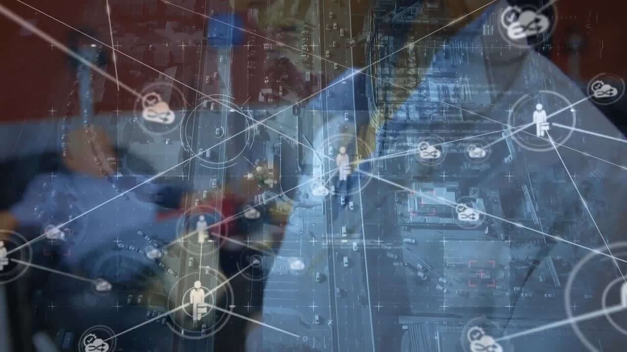태블릿과 도시 풍경을 사용하여 두 인종의 여성 의사를 통해 연결 네트워크의 애니메이션