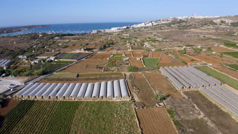 paisaje agrícola costero con campos y silos,malta,antena