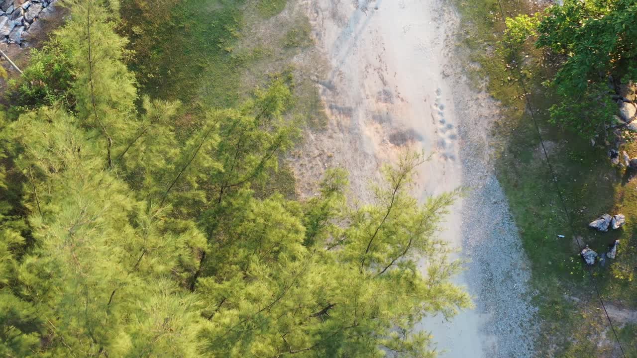 틸트업 샷은 페르다나 부두 등대가 있는 아름다운 곶과 말레이시아 군도 케다 랑카위의 바다 한가운데 보트와 요트가 정박해 있는 작은 개인 섬을 보여줍니다.