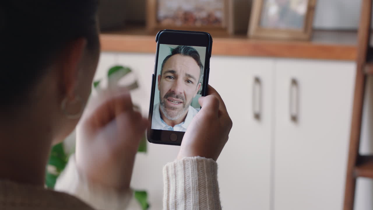 mujer joven usando un teléfono inteligente teniendo video chat con su novio sordo comunicándose usando lenguaje de señas gestos con las manos disfrutando de la comunicación en línea