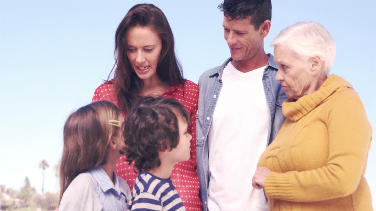 세 세대의 가족이 함께 서 있습니다.