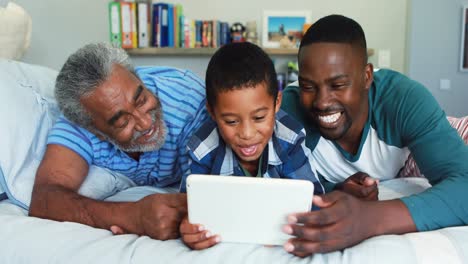 Mehrgenerationenfamilie-Mit-Digitalem-Tablet-Im-Bett