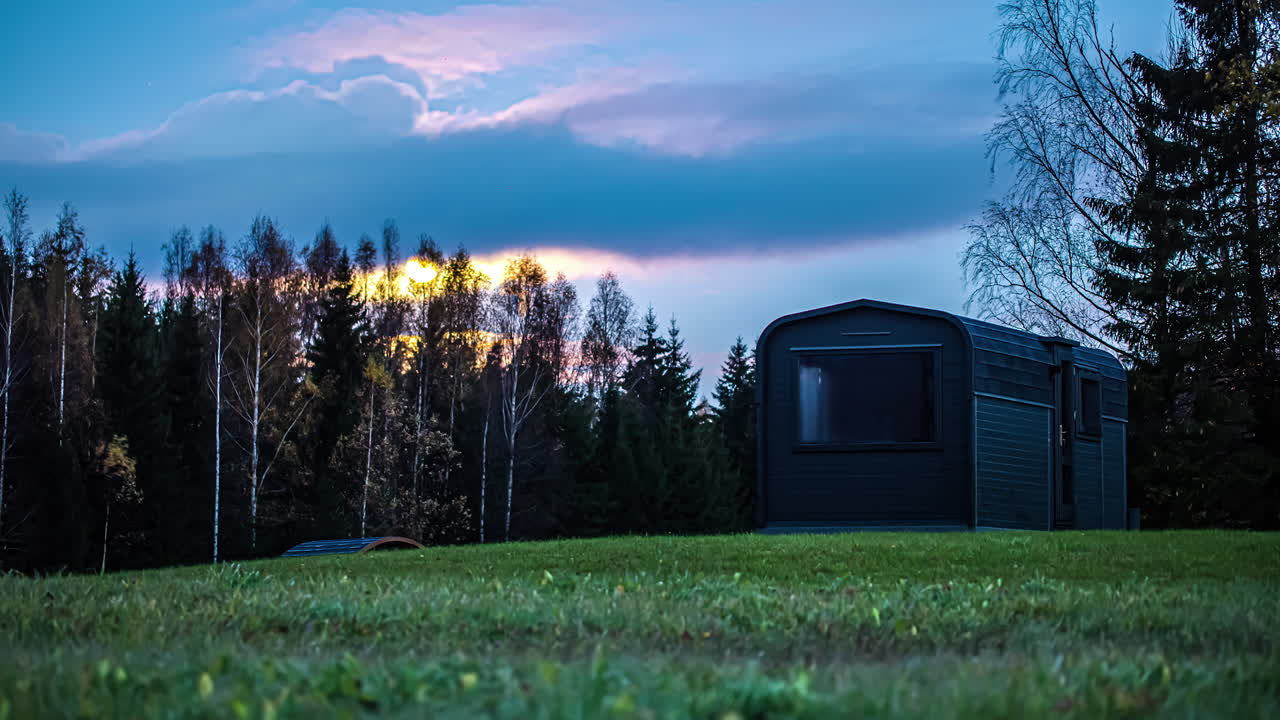 야생 에서 고립 된 오두막