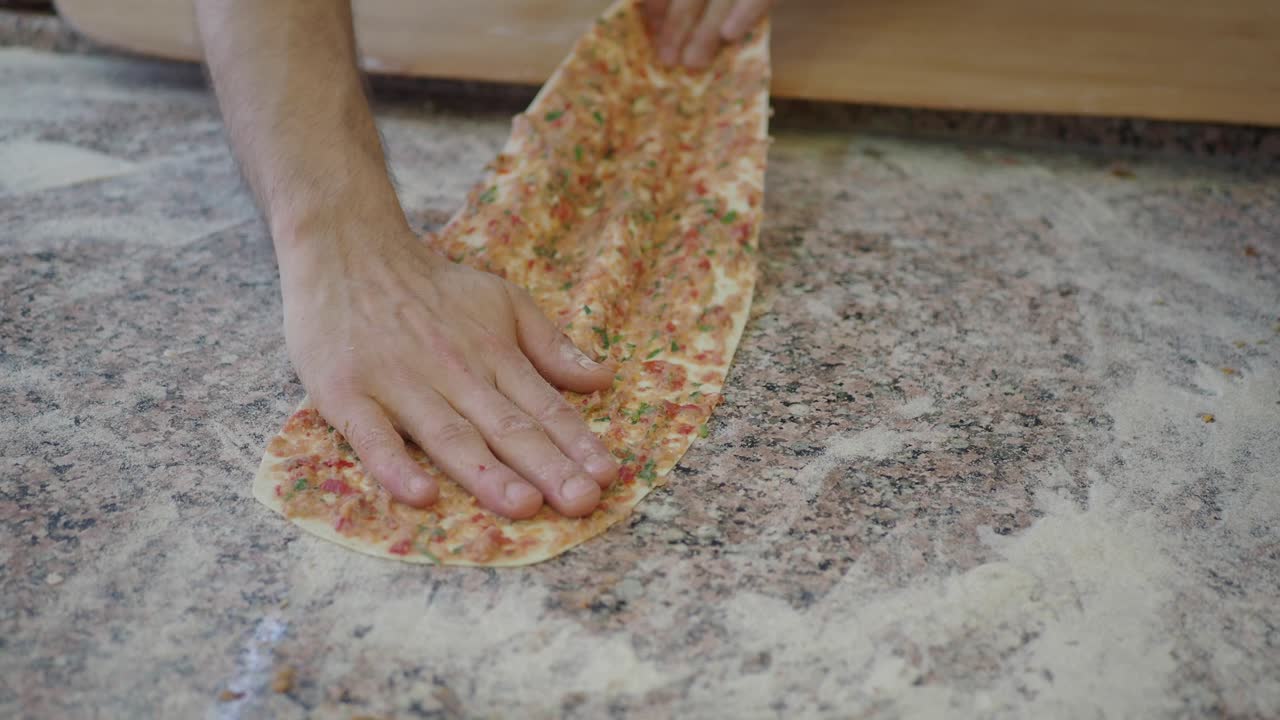 un chef haciendo un delicioso pan plano turco