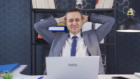 hombre de negocios completando el trabajo en la oficina y sintiéndose relajado y pacífico.