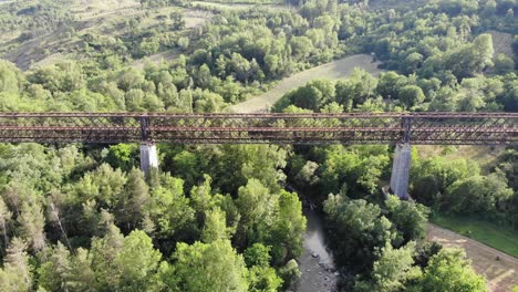 camión de drones disparó sobre un viejo puente de hierro en el bosque 4k 30fps