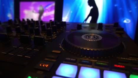 Video-DJ-Controller-4-Kanäle-Video-3-Bildschirme-Blinkende-Voreingestellte-Tasten-Mit-Silhouette-Schatten-Gogo-Tänzern,-Die-Vor-Nachtclubgästen-Tanzen,-Und-Entertainer,-Der-Die-Audiovisuellen-Effekte-Neu-Abtastet-2-4