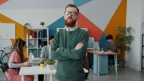 colaboración de equipos de negocios en la oficina moderna