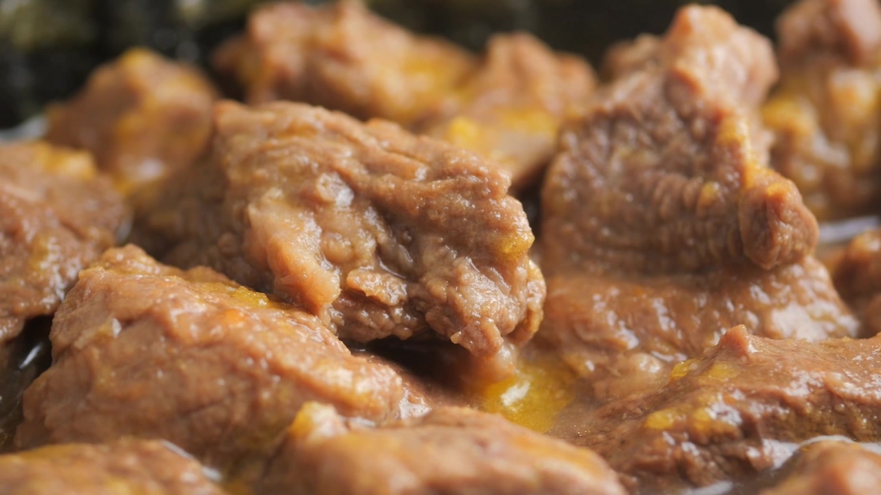 Close-up Semur Daging Sapi Empuk Mendidih Perlahan dalam Panci
