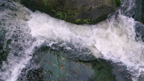 Vista-Superior-De-Una-Corriente-Rápida-De-Un-Río-Rocoso