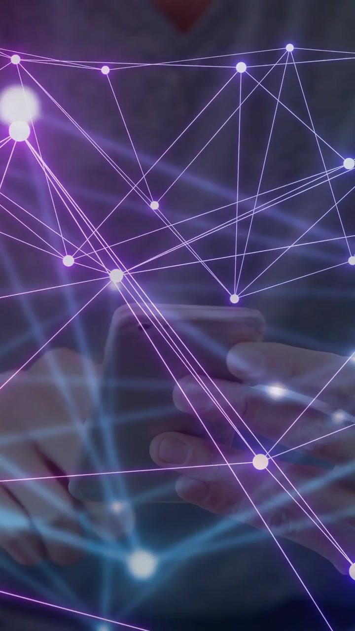 Video verticale: Uomo che tocca e scorre il telefono, creando una griglia luminosa che attraversa mani e viso, mostrando tecnologia.