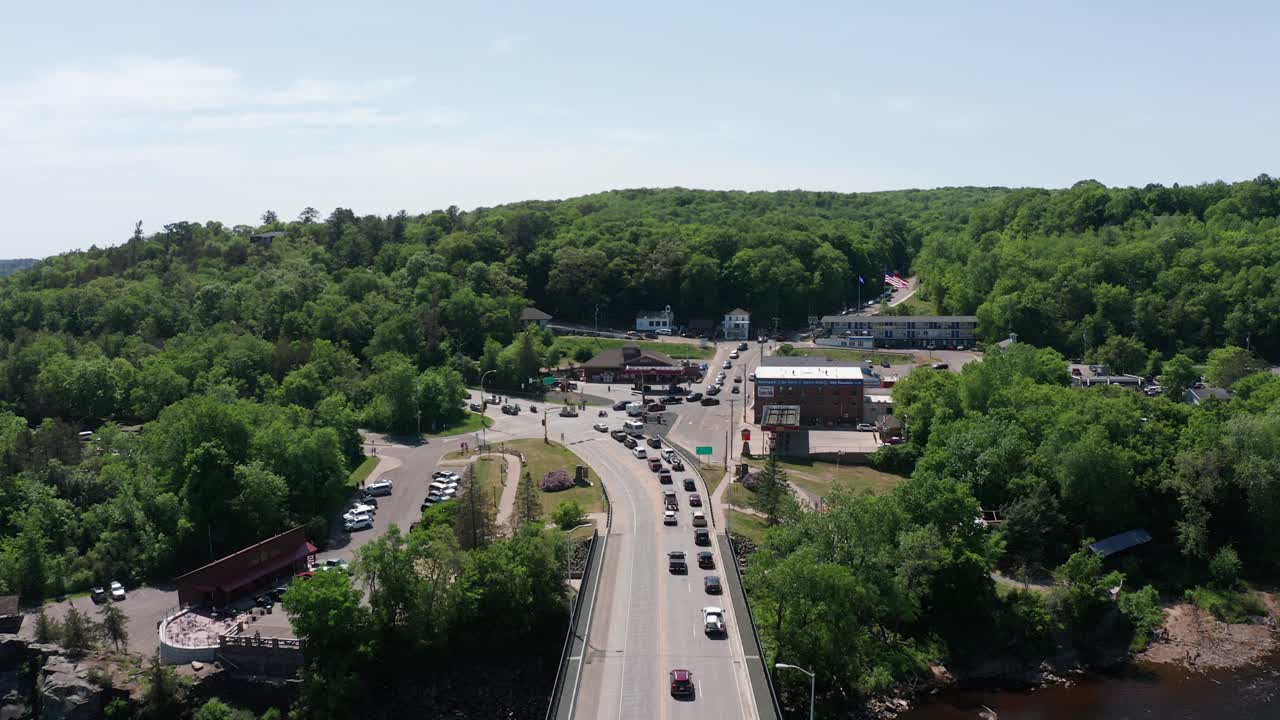 disparo aéreo bajo volando sobre el puente que une minnesota y wisconsin sobre el río santa cruz en taylor's falls