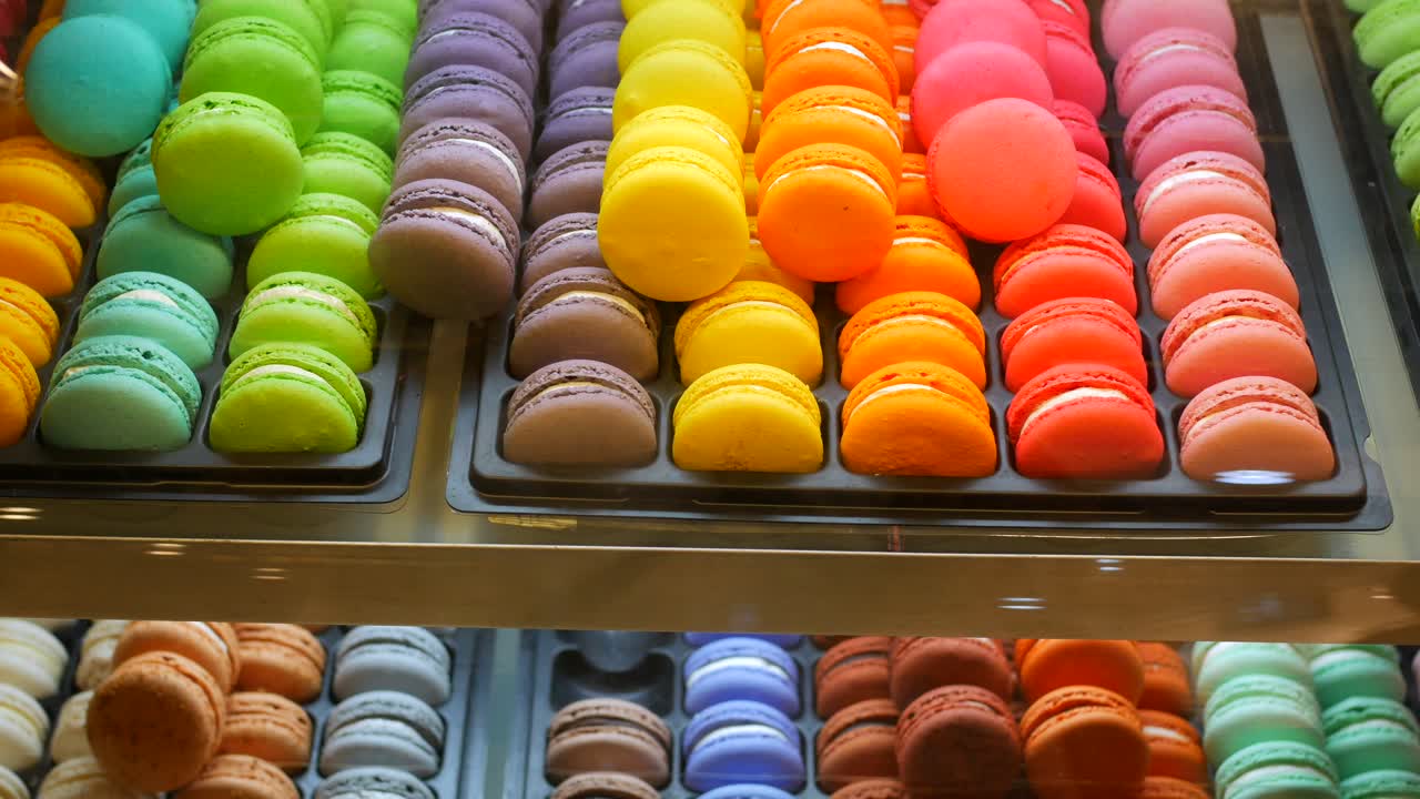 macaroon lleno de exhibición para la venta,