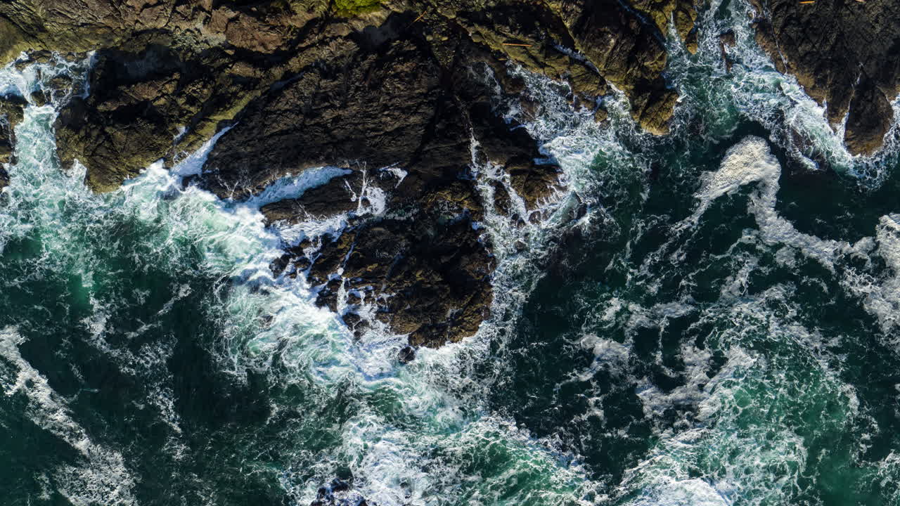 video de avión no tripulado al atardecer en ucluelet, columbia británica, canadá sobre el océano y el bosque