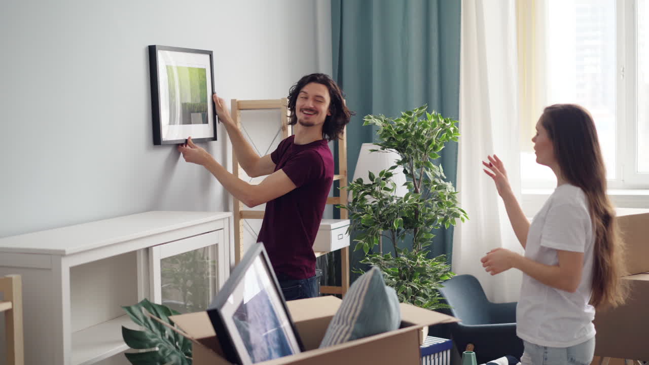 새로운 아파트로 이사하는 부부