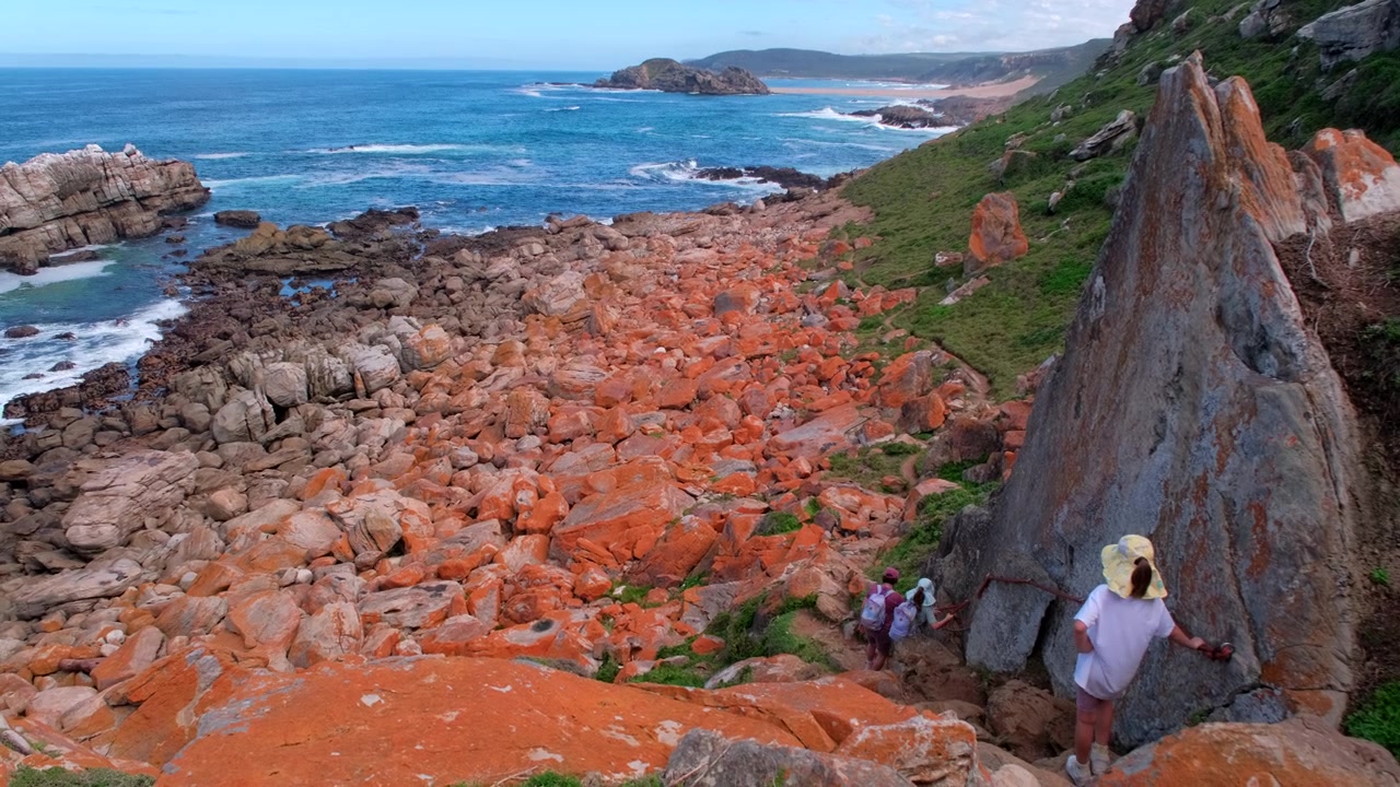 Bambini che scendono una breve via ferrata sul panoramico sentiero escursionistico circolare di Robberg.