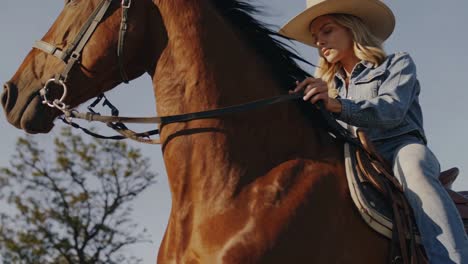 mujer a caballo