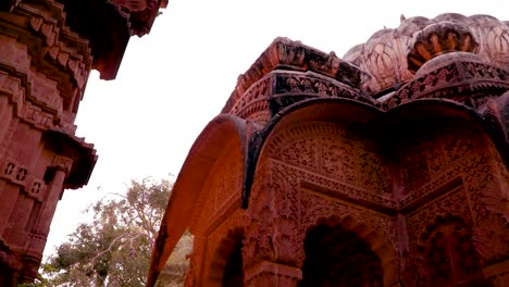 arquitectura del antiguo templo hindú de piedra roja desde un ángulo único en el día