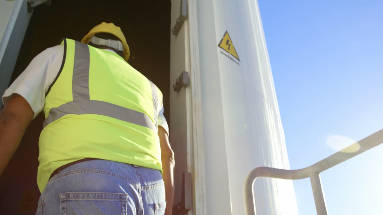 ingeniero caminando dentro del molino de viento 4k