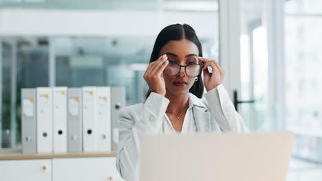 Mujer-De-Negocios,-Gafas-Y-Trabajando-En-La-Computadora-Portátil