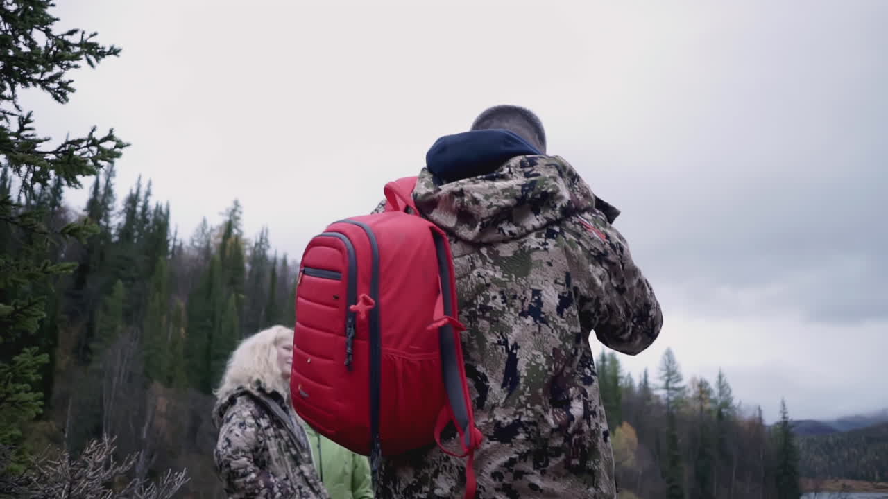 산에 있는 가족 산책 여행