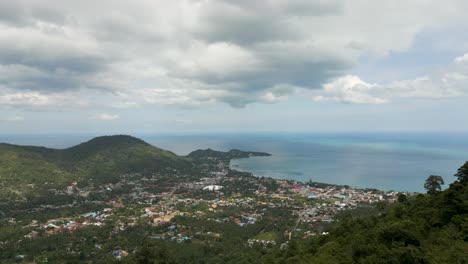 Vista-Aérea-De-La-Ciudad-Costera-De-Koh-Samui-Lamai-Desde-Las-Montañas