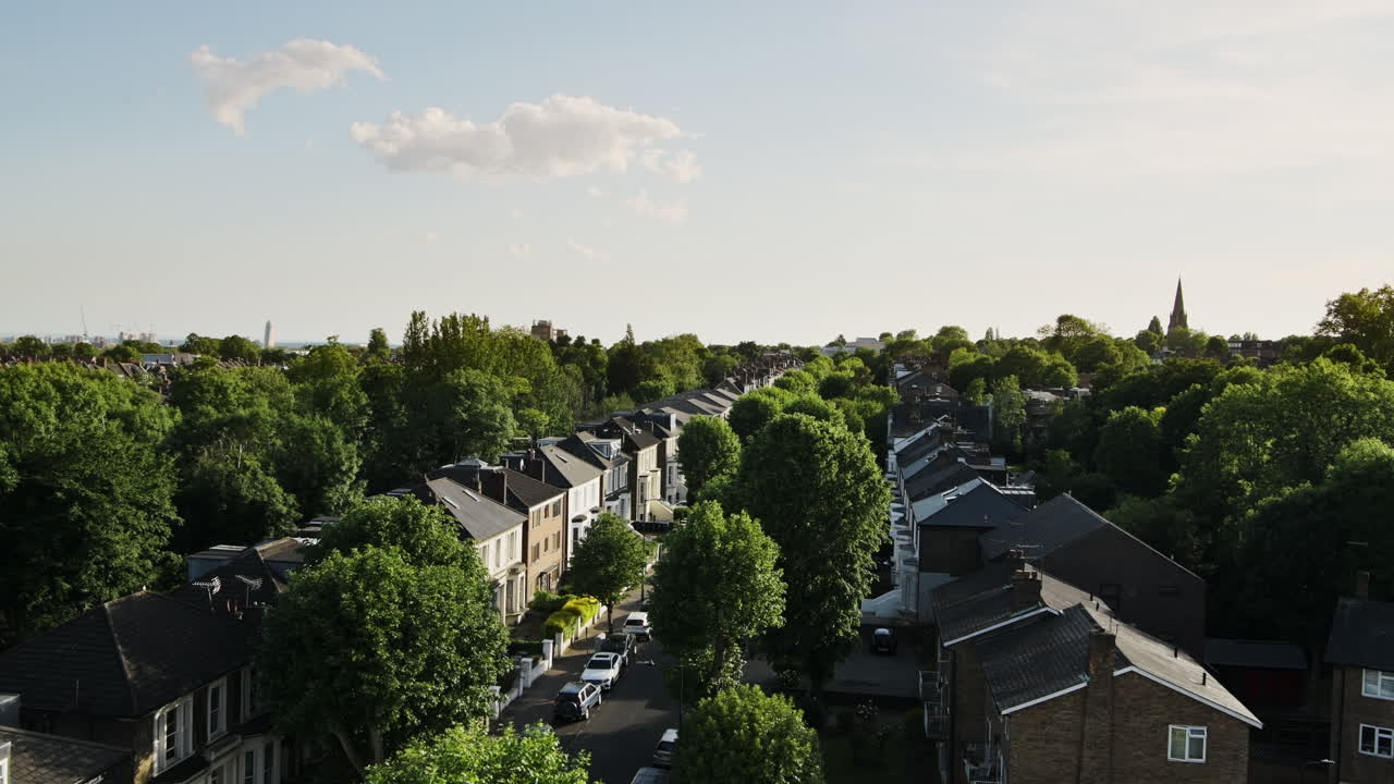 File di case con auto parcheggiate di fronte alle case a schiera residenziali nel centro-nord di Londra, Regno Unito - scatto dall'alto