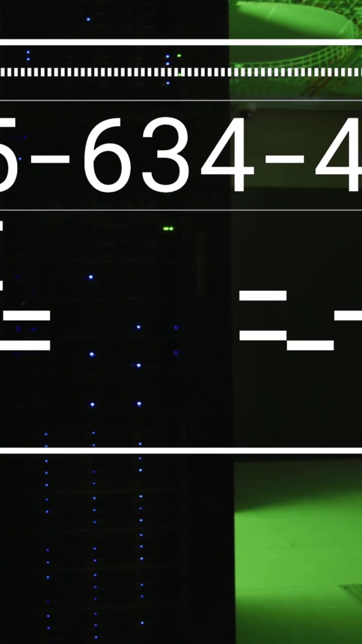 Animazione di un'interfaccia di elaborazione dati su sfondo di sala server