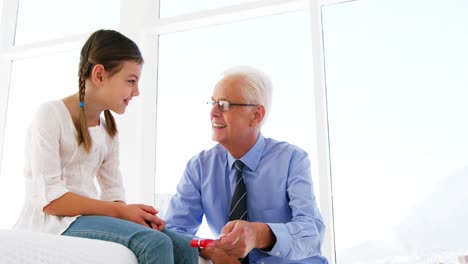 médico interactuando con el paciente