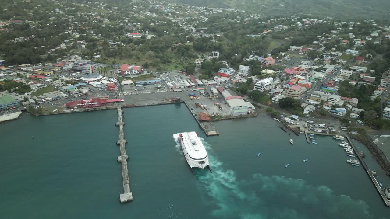Vista drone del traghetto passeggeri TT Spirit che attracca al porto di Tobago.