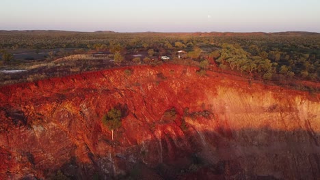 Toma-Aérea-De-Una-Enorme-Mina-De-Oro-Abierta-Y-Abandonada-En-El-Interior-De-Australia-Al-Atardecer