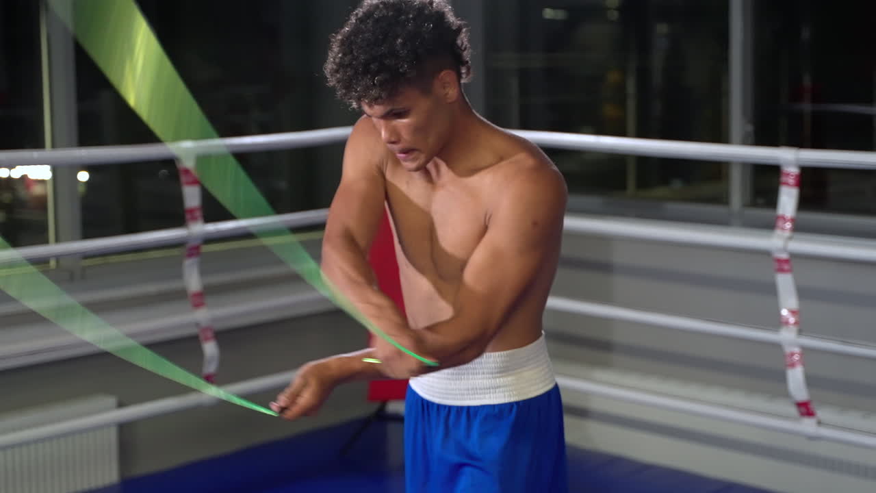권투 링에서 로프 점프하는 권투 선수