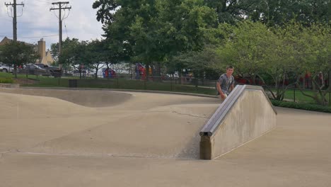 Person-Im-Skatepark-Macht-Einen-Trick-Auf-Dem-Geländer