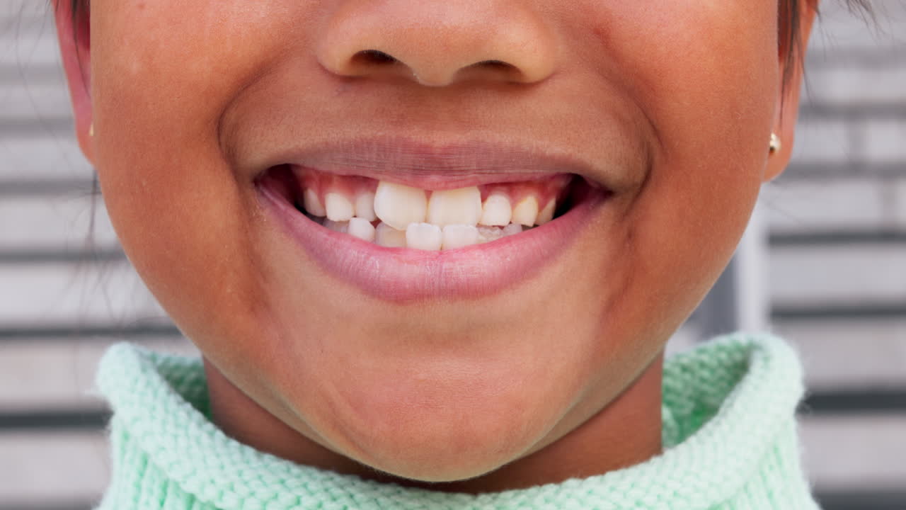 sonrisa, feliz y primer plano de la boca de la chica en la ciudad