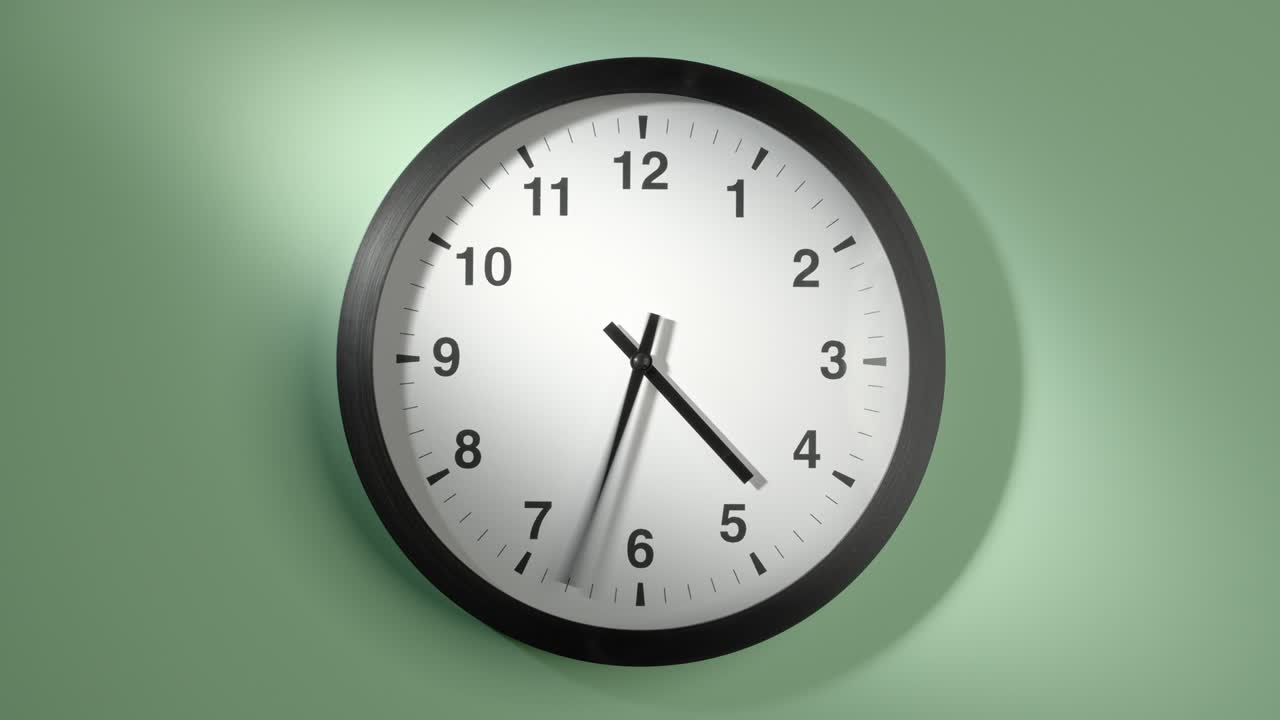 reloj en la pared de color verde claro en el lapso de tiempo