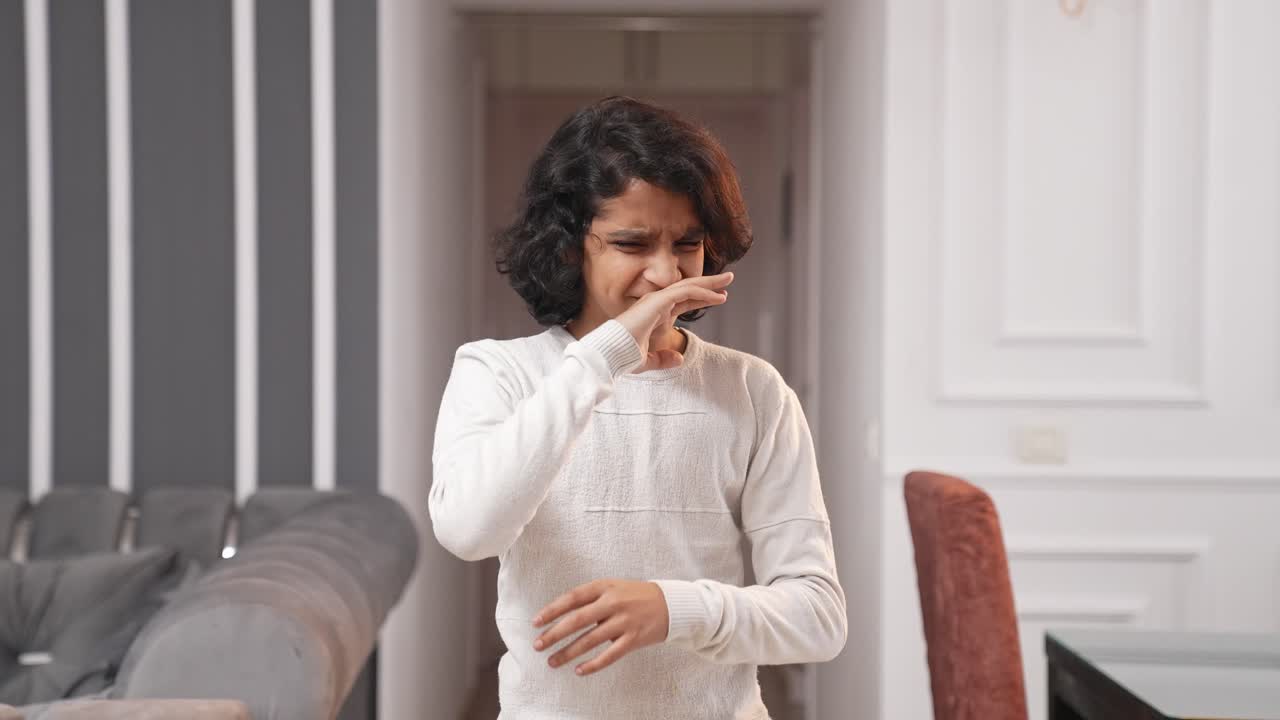 Bambino indiano disgustato da un cattivo odore