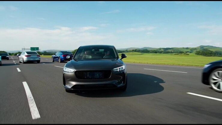 Varios coches eléctricos modernos circulando por una autopista