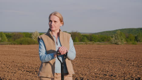 mujer agricultora en un campo