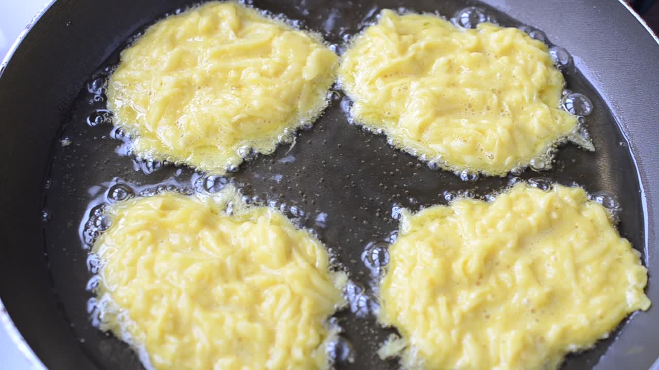 Friggiamo hash brown in padella. Cottura in padella