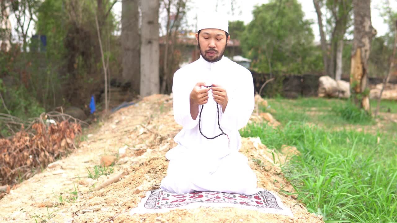 joven musulmán asiático