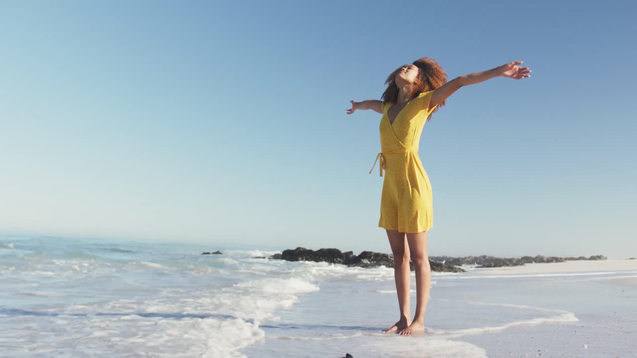 해변을 즐기는 아프리카계 미국인 여성